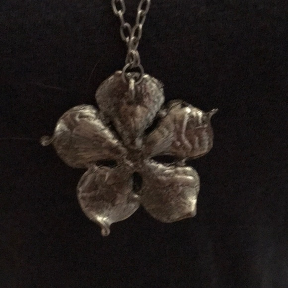 Beautiful silver flower necklace/rhinestone - Picture 6 of 7